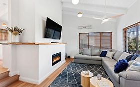 Sea Breeze Coastal Beach House Pet Friendly
